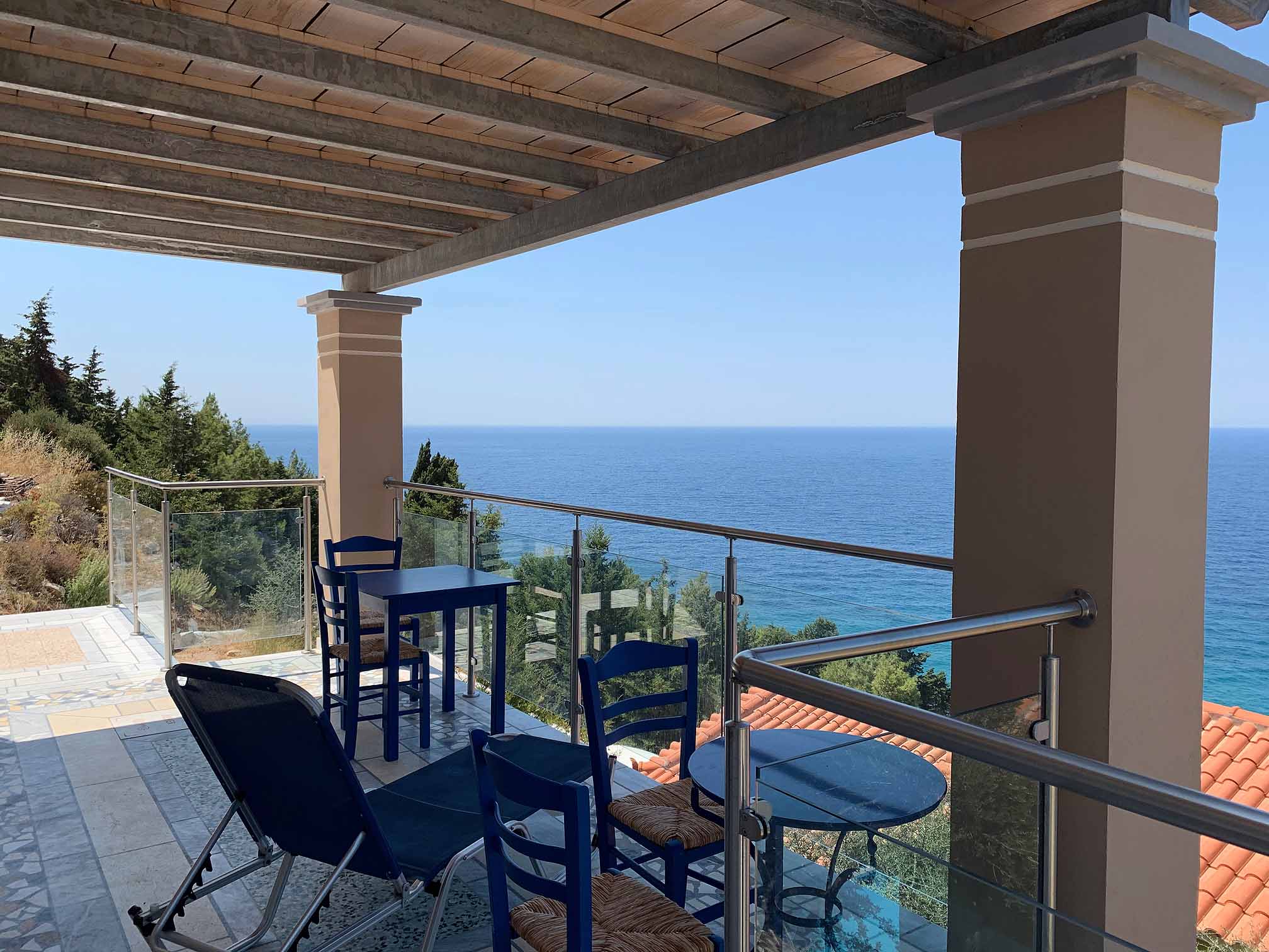 Samos_Elise_Gross_IMG_2180 Überdachte Veranda der Villa Elise mit Tisch und Blick über die Ägäis