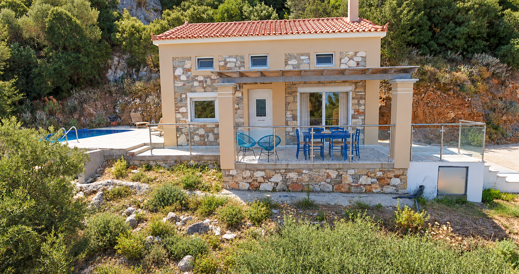 Villa Elise alleine-optimiert Villa Elise mit eigenem Pool und überdachter Terrasse am bewaldeten Hang